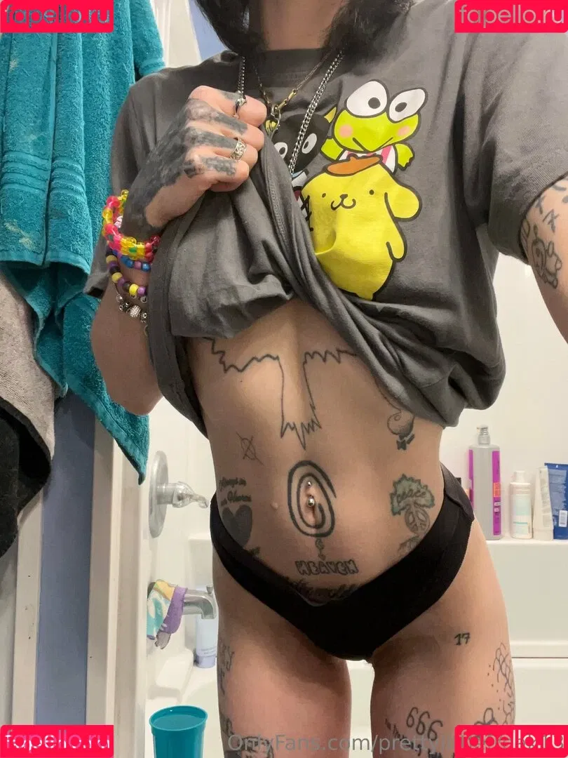 pre.ttylil13 / prettylittlefreak13 Onlyfans Photo Gallery 