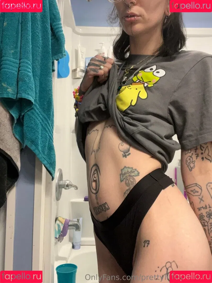 pre.ttylil13 / prettylittlefreak13 Onlyfans Photo Gallery 