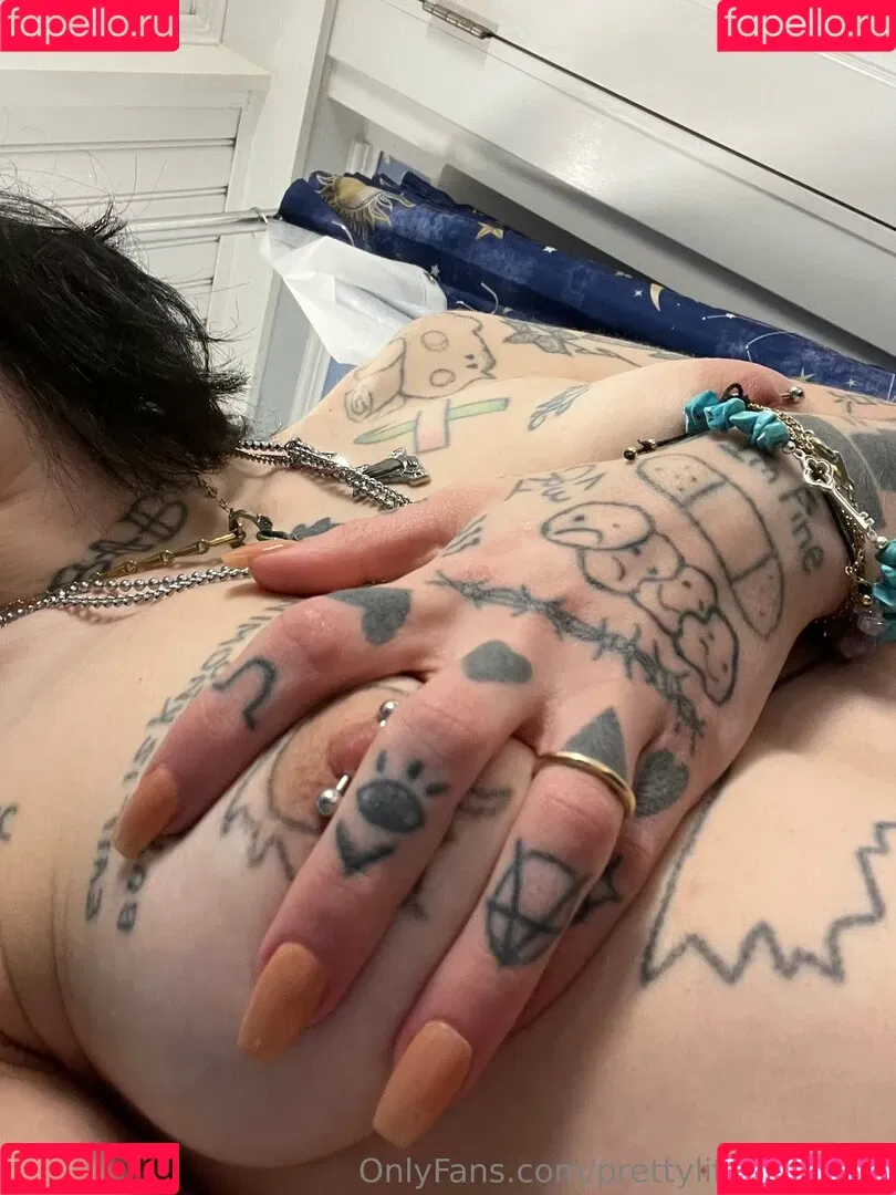pre.ttylil13 / prettylittlefreak13 Onlyfans Photo Gallery 