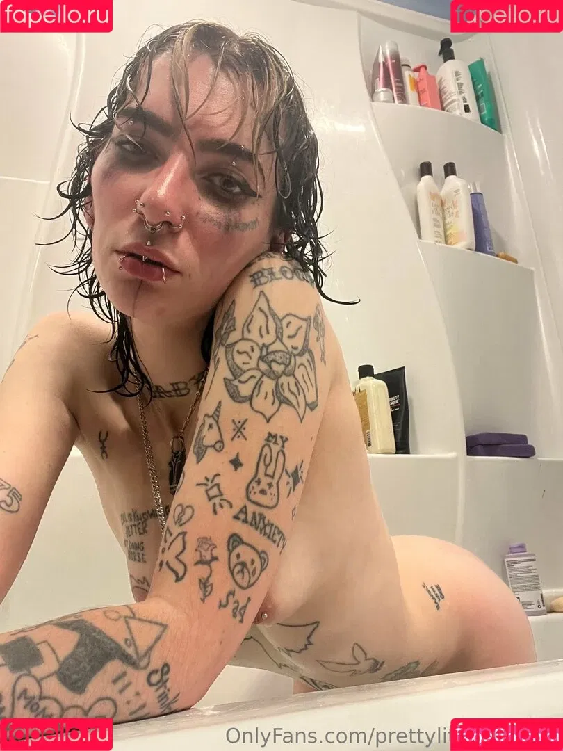 pre.ttylil13 / prettylittlefreak13 Onlyfans Photo Gallery 