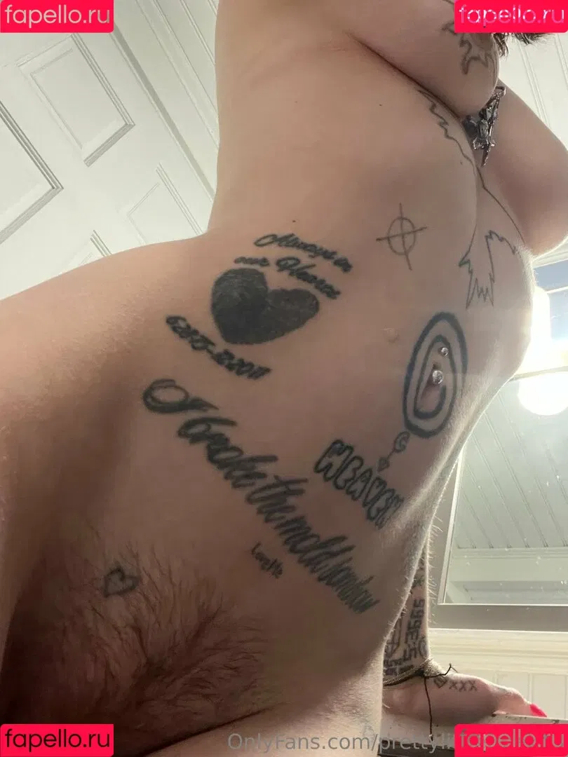 pre.ttylil13 / prettylittlefreak13 Onlyfans Photo Gallery 