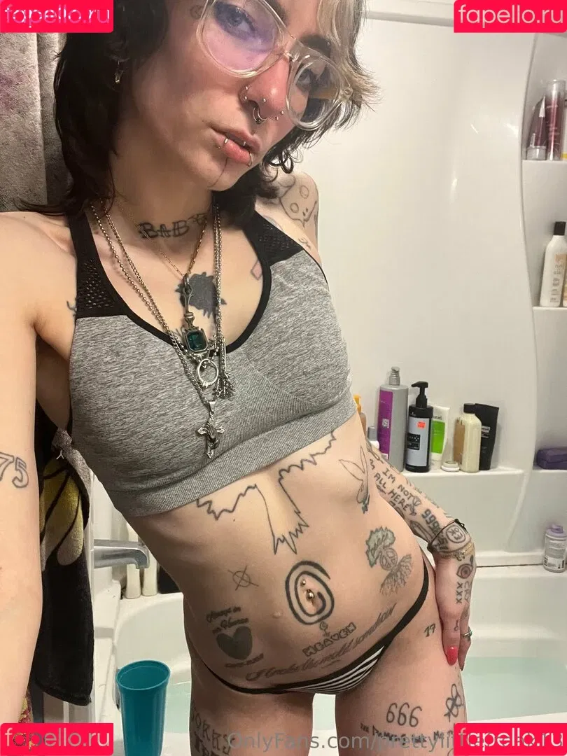 pre.ttylil13 / prettylittlefreak13 Onlyfans Photo Gallery 