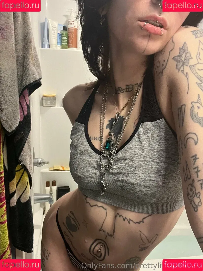 pre.ttylil13 / prettylittlefreak13 Onlyfans Photo Gallery 