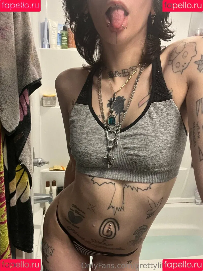 pre.ttylil13 / prettylittlefreak13 Onlyfans Photo Gallery 