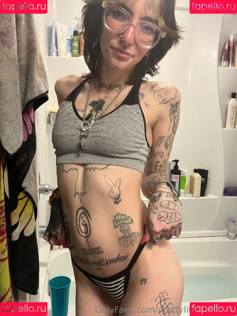 pre.ttylil13 / prettylittlefreak13 Onlyfans Photo Gallery 