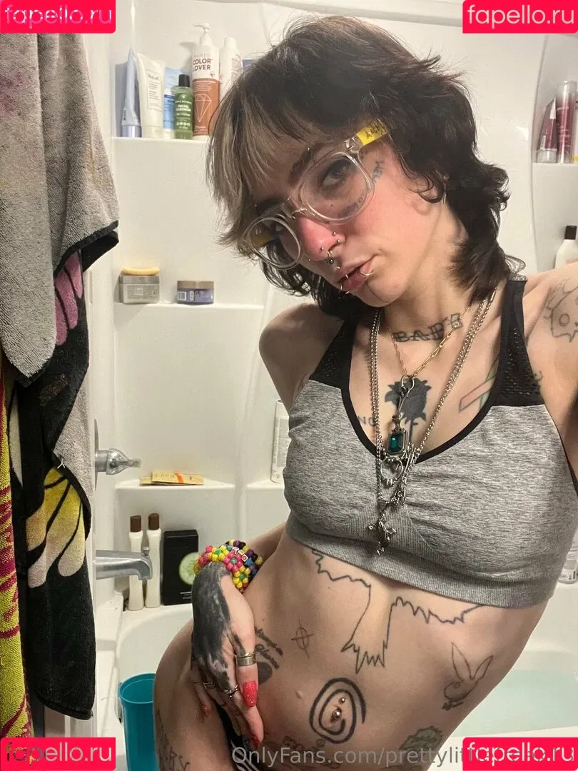 pre.ttylil13 / prettylittlefreak13 Onlyfans Photo Gallery 