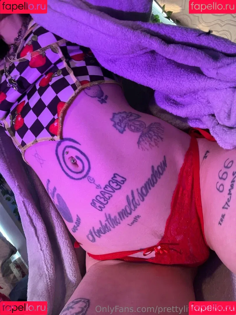 pre.ttylil13 / prettylittlefreak13 Onlyfans Photo Gallery 