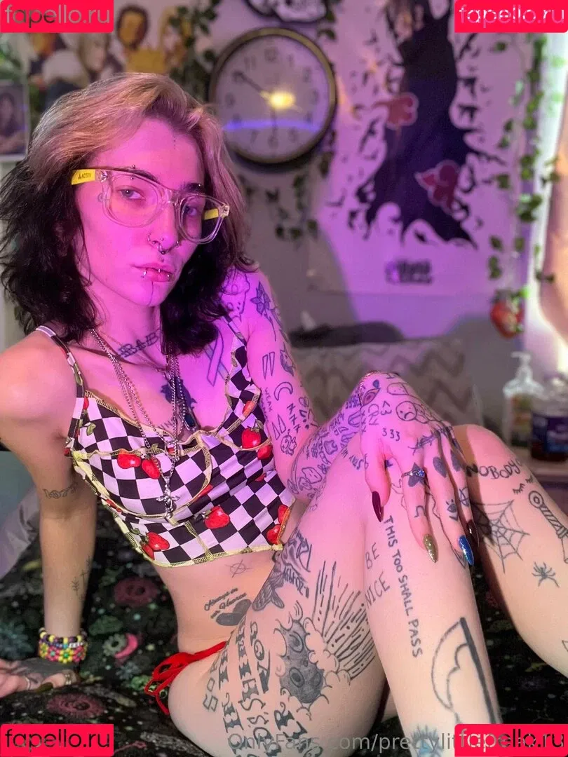 pre.ttylil13 / prettylittlefreak13 Onlyfans Photo Gallery 
