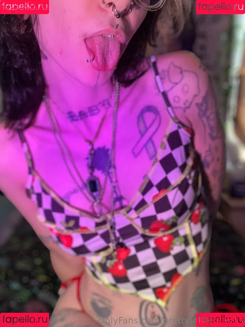 pre.ttylil13 / prettylittlefreak13 Onlyfans Photo Gallery 