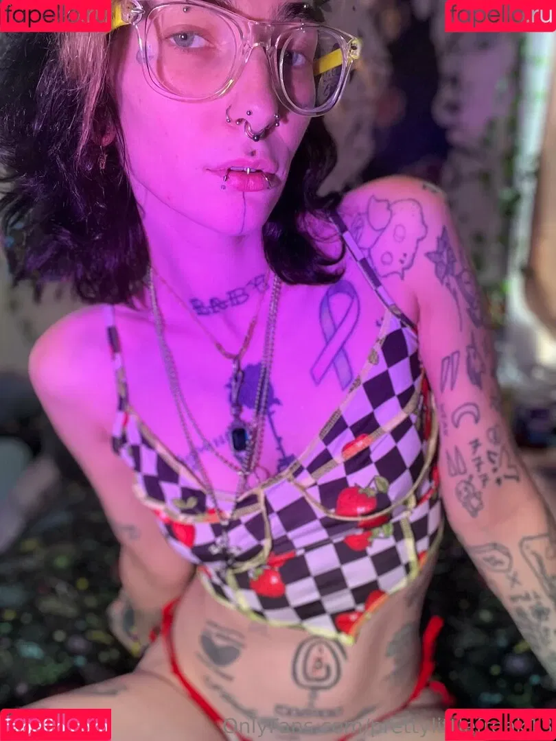 pre.ttylil13 / prettylittlefreak13 Onlyfans Photo Gallery 