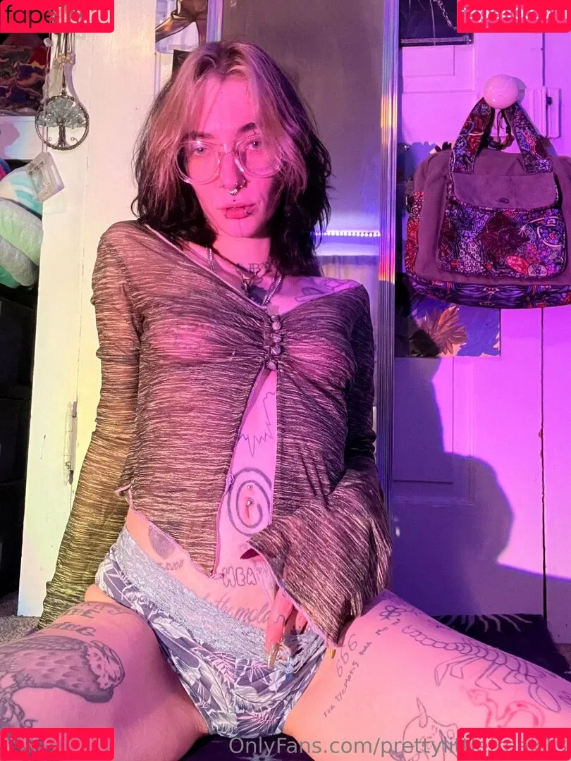 pre.ttylil13 / prettylittlefreak13 Onlyfans Photo Gallery 
