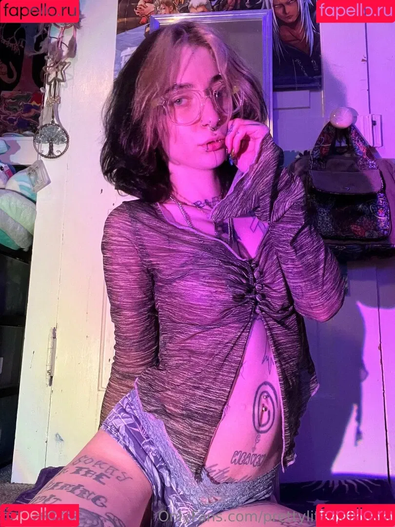 pre.ttylil13 / prettylittlefreak13 Onlyfans Photo Gallery 