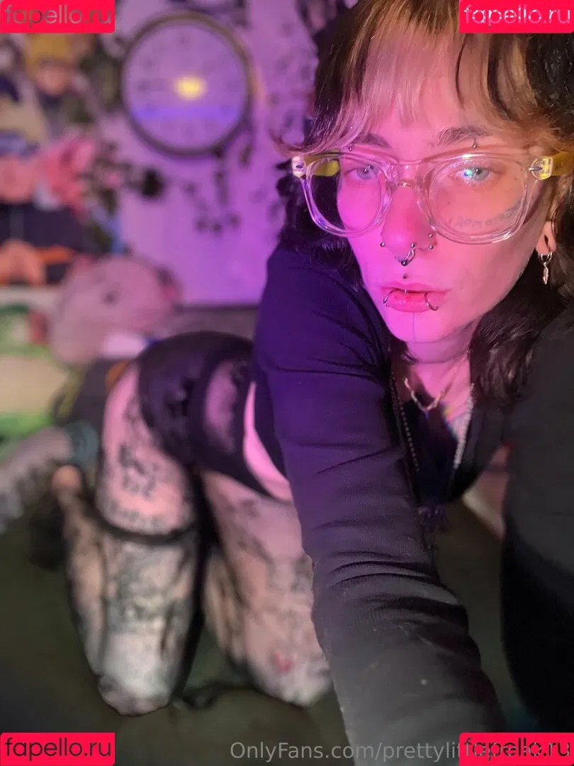 pre.ttylil13 / prettylittlefreak13 Onlyfans Photo Gallery 