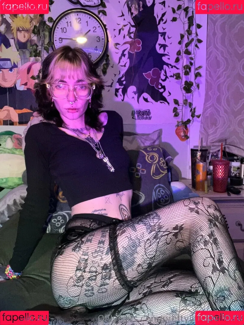 pre.ttylil13 / prettylittlefreak13 Onlyfans Photo Gallery 