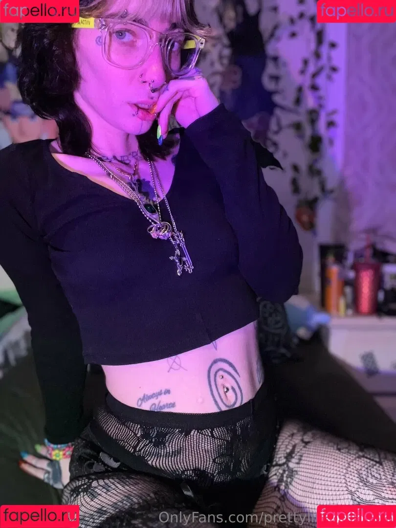 pre.ttylil13 / prettylittlefreak13 Onlyfans Photo Gallery 