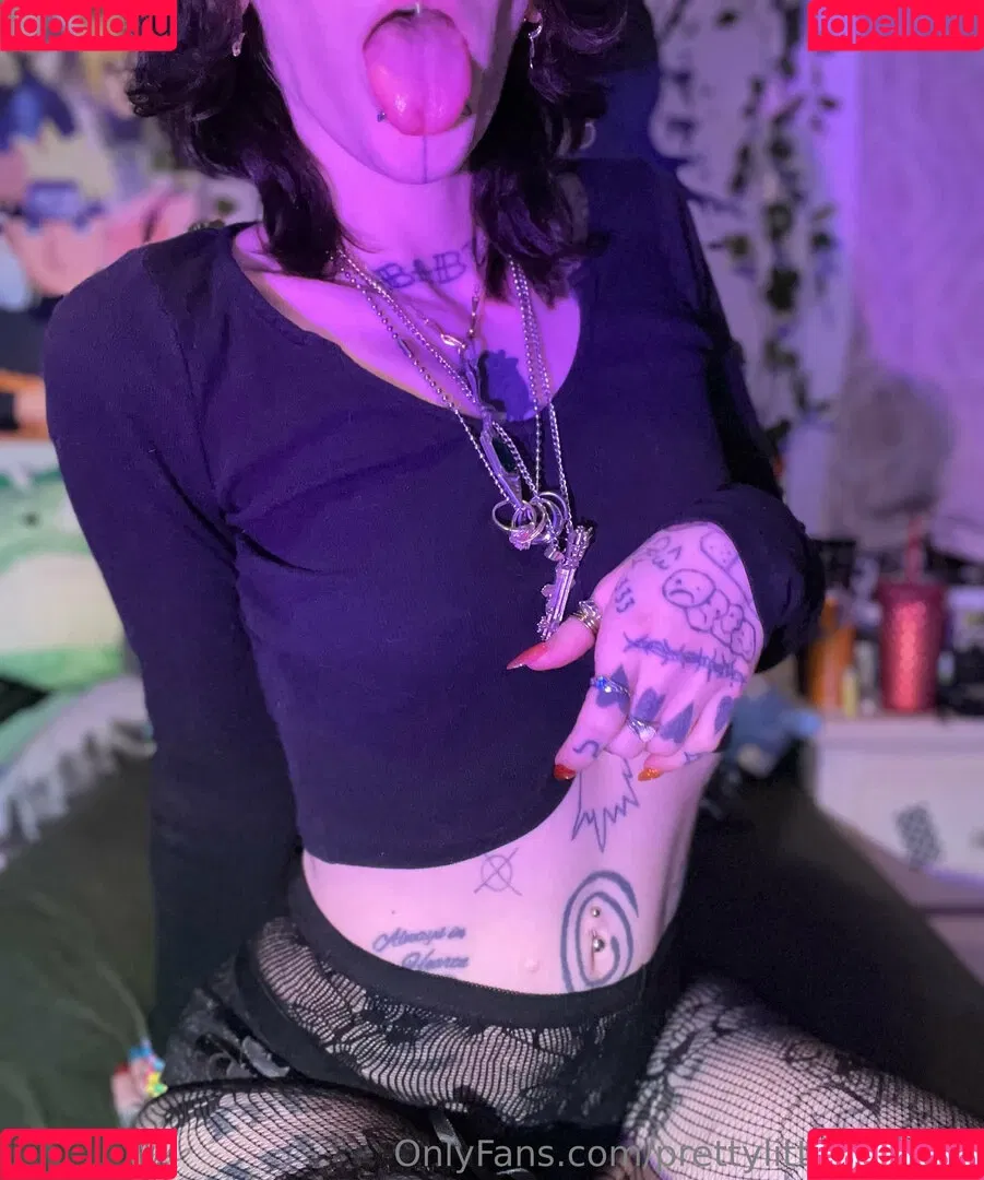 pre.ttylil13 / prettylittlefreak13 Onlyfans Photo Gallery 