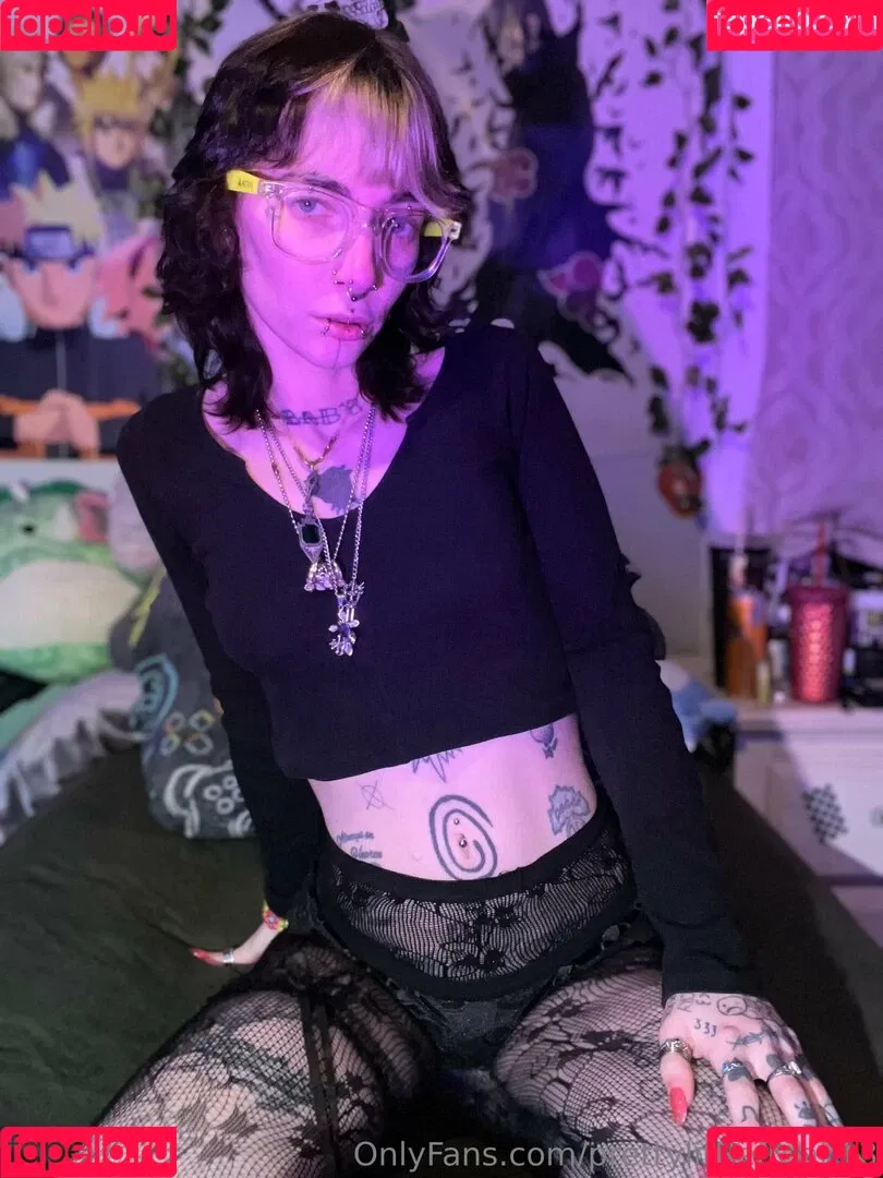 pre.ttylil13 / prettylittlefreak13 Onlyfans Photo Gallery 