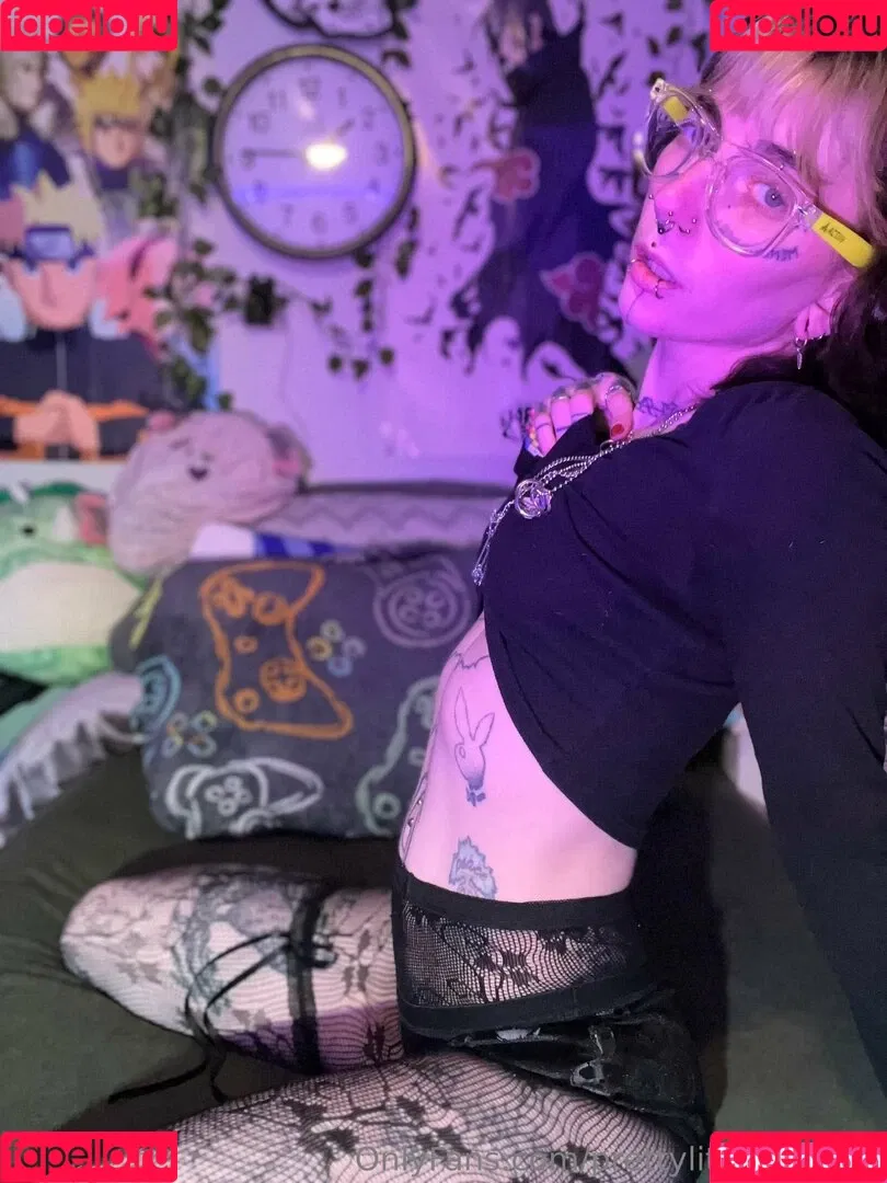pre.ttylil13 / prettylittlefreak13 Onlyfans Photo Gallery 