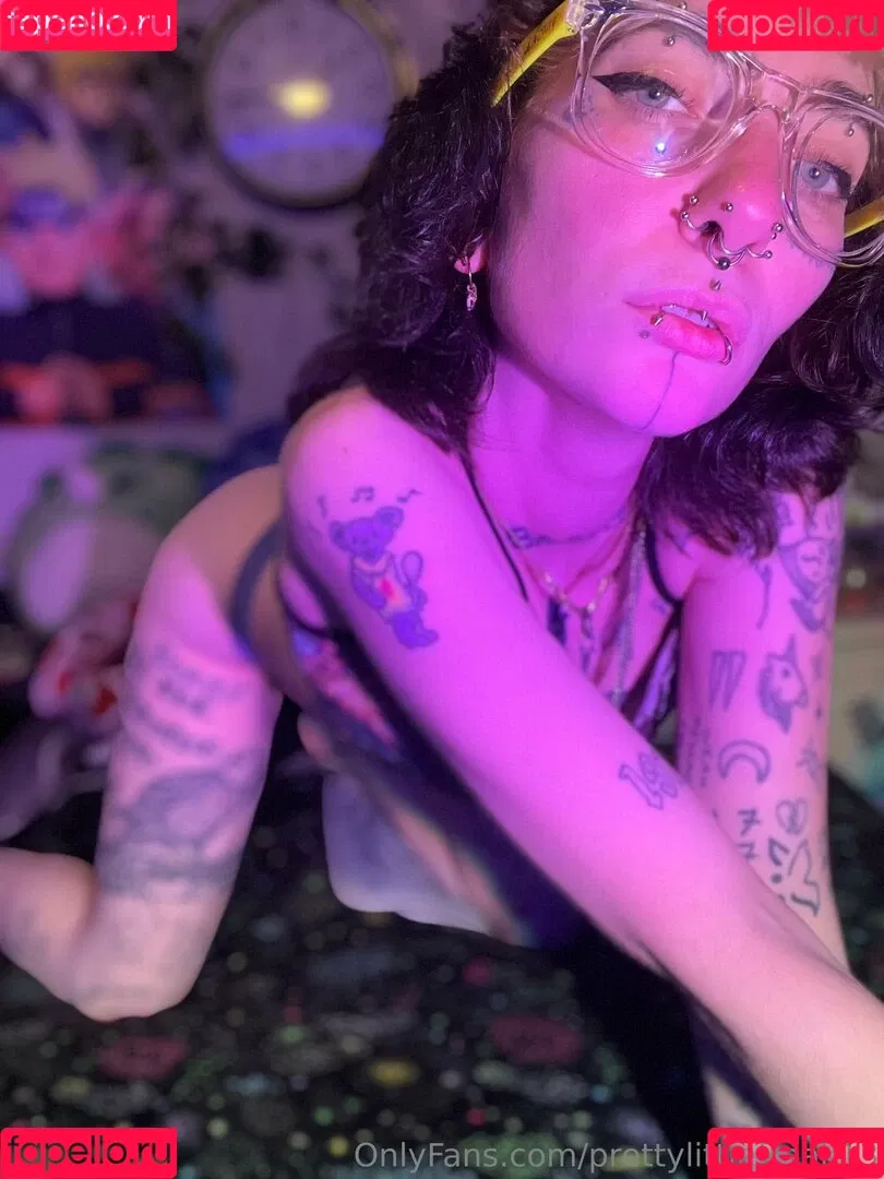 pre.ttylil13 / prettylittlefreak13 Onlyfans Photo Gallery 