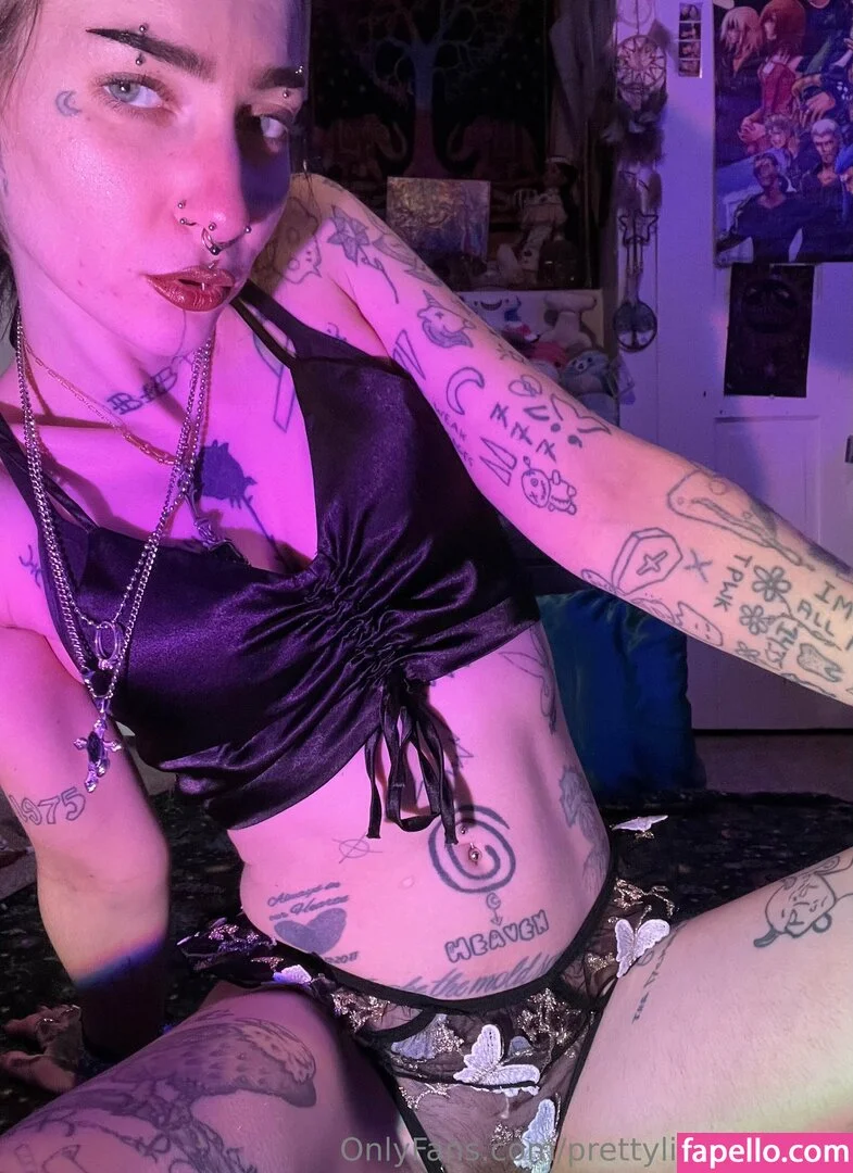 pre.ttylil13 / prettylittlefreak13 Onlyfans Photo Gallery 