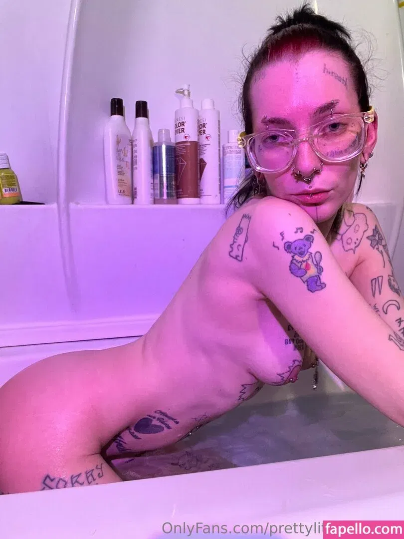 pre.ttylil13 / prettylittlefreak13 Onlyfans Photo Gallery 