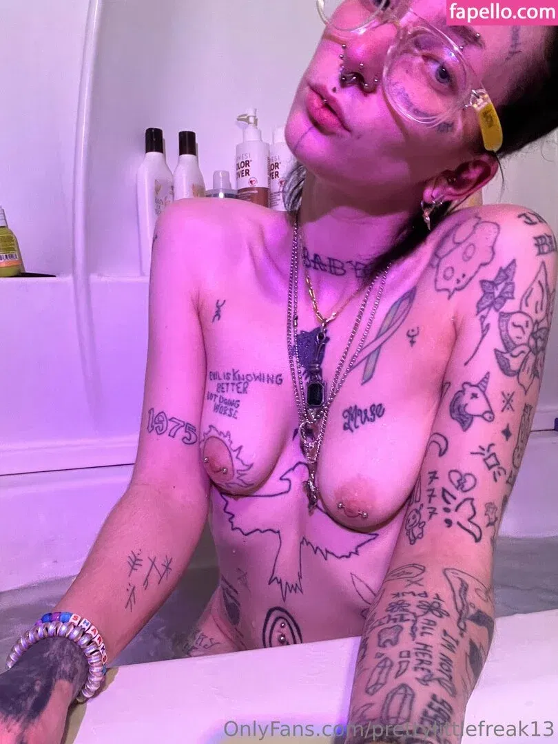 pre.ttylil13 / prettylittlefreak13 Onlyfans Photo Gallery 