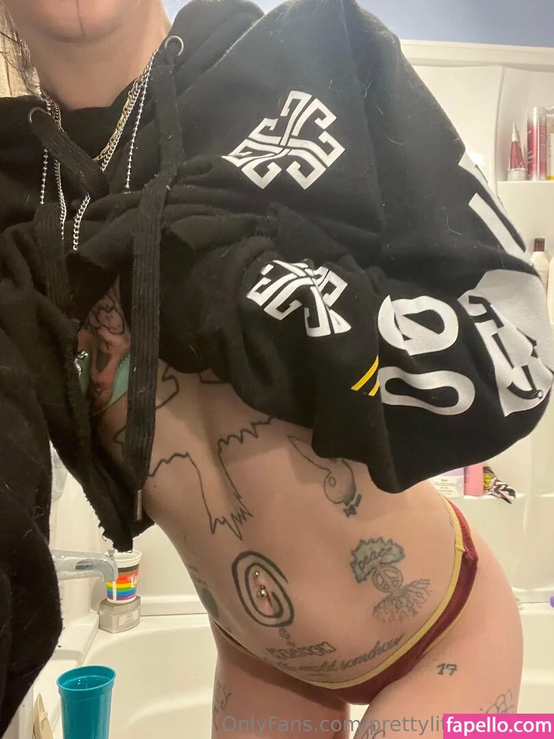 pre.ttylil13 / prettylittlefreak13 Onlyfans Photo Gallery 