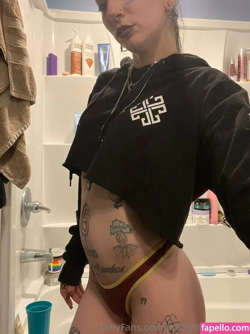 pre.ttylil13 / prettylittlefreak13 Onlyfans Photo Gallery 