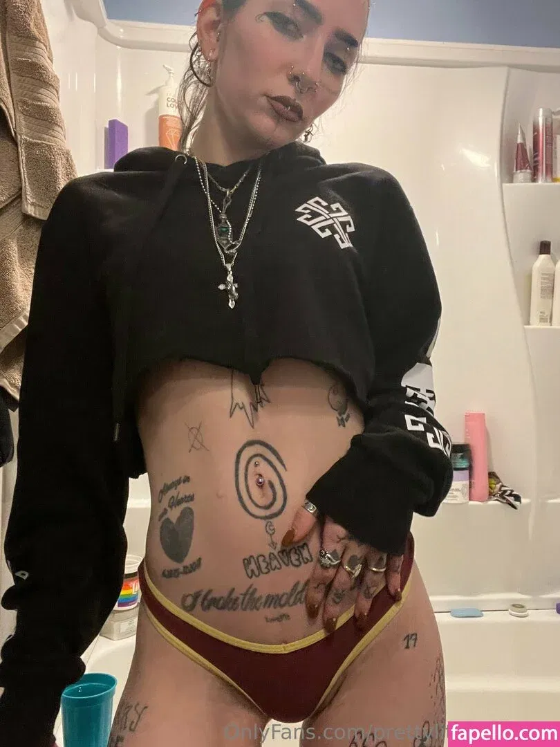 pre.ttylil13 / prettylittlefreak13 Onlyfans Photo Gallery 