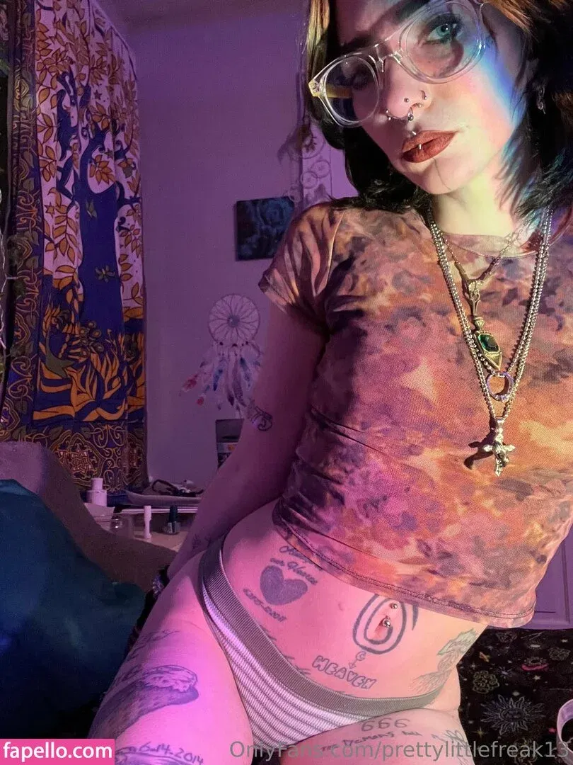 pre.ttylil13 / prettylittlefreak13 Onlyfans Photo Gallery 