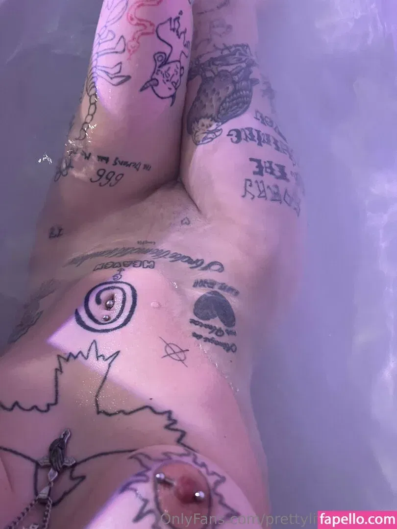 pre.ttylil13 / prettylittlefreak13 Onlyfans Photo Gallery 