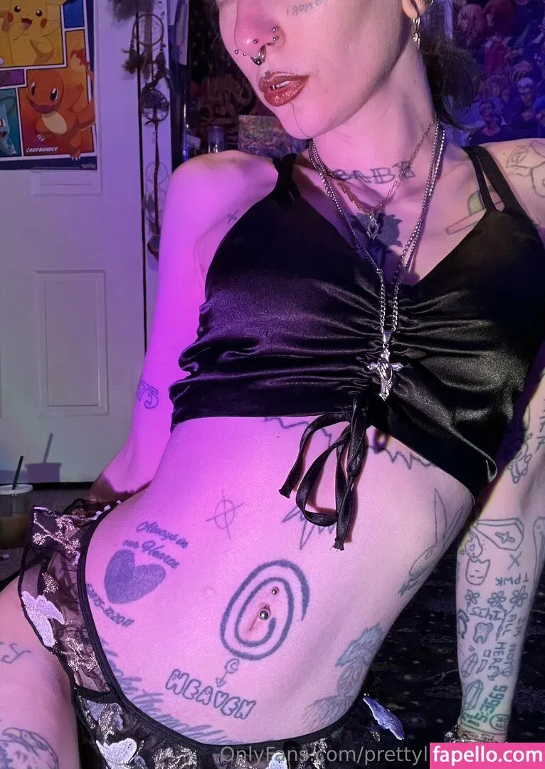 pre.ttylil13 / prettylittlefreak13 Onlyfans Photo Gallery 