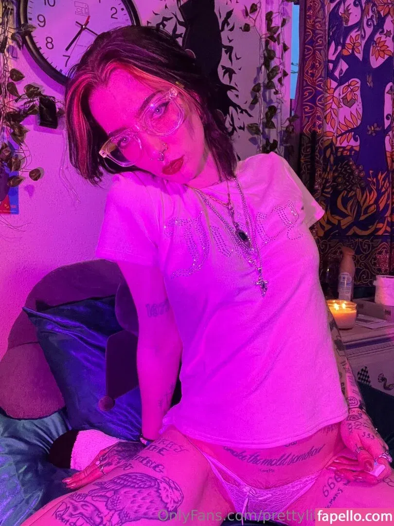 pre.ttylil13 / prettylittlefreak13 Onlyfans Photo Gallery 