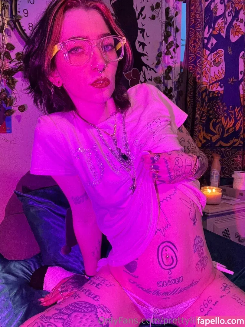 pre.ttylil13 / prettylittlefreak13 Onlyfans Photo Gallery 