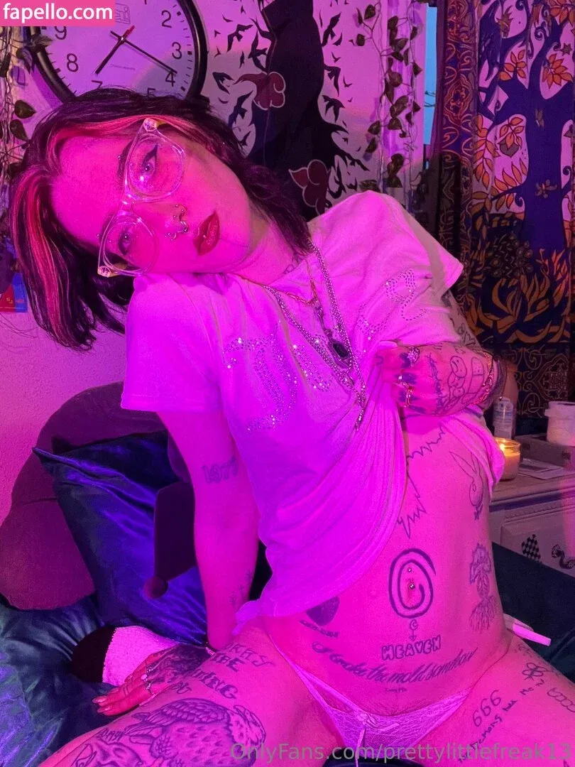 pre.ttylil13 / prettylittlefreak13 Onlyfans Photo Gallery 