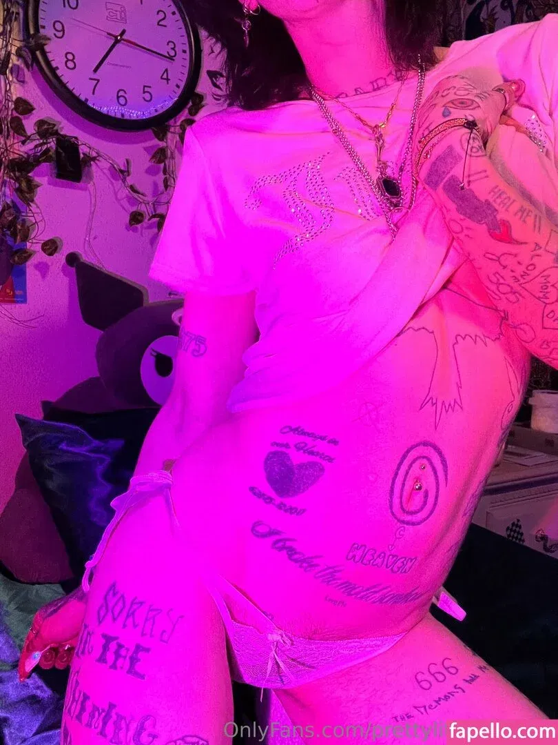 pre.ttylil13 / prettylittlefreak13 Onlyfans Photo Gallery 