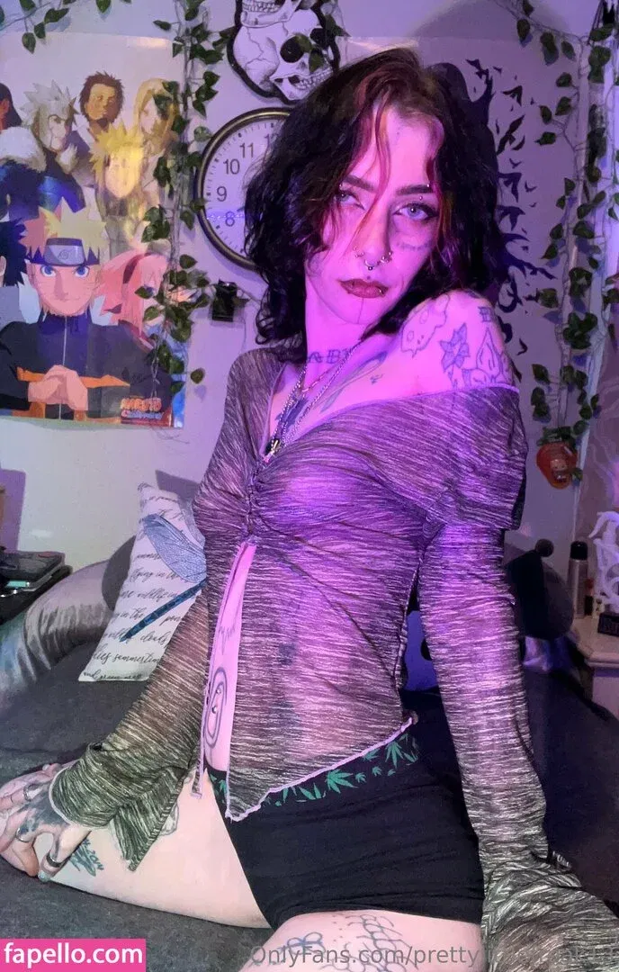 pre.ttylil13 / prettylittlefreak13 Onlyfans Photo Gallery 