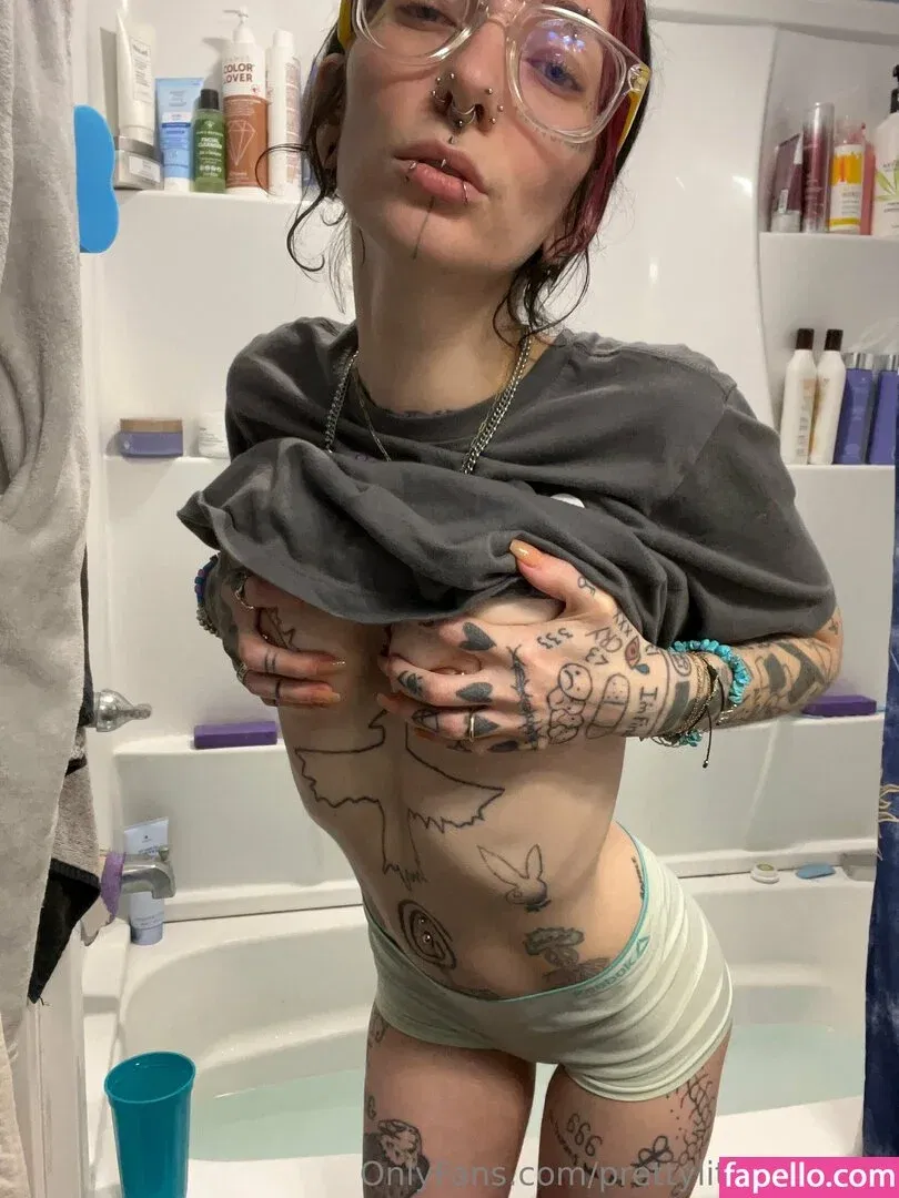 pre.ttylil13 / prettylittlefreak13 Onlyfans Photo Gallery 