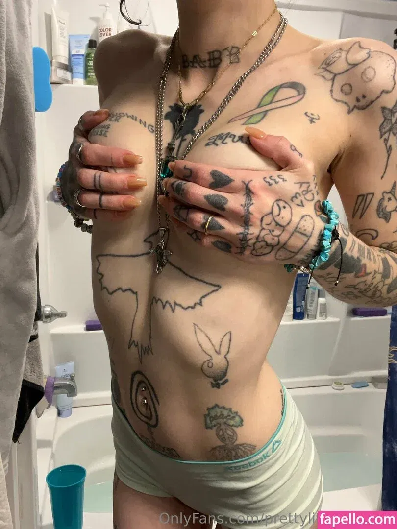 pre.ttylil13 / prettylittlefreak13 Onlyfans Photo Gallery 