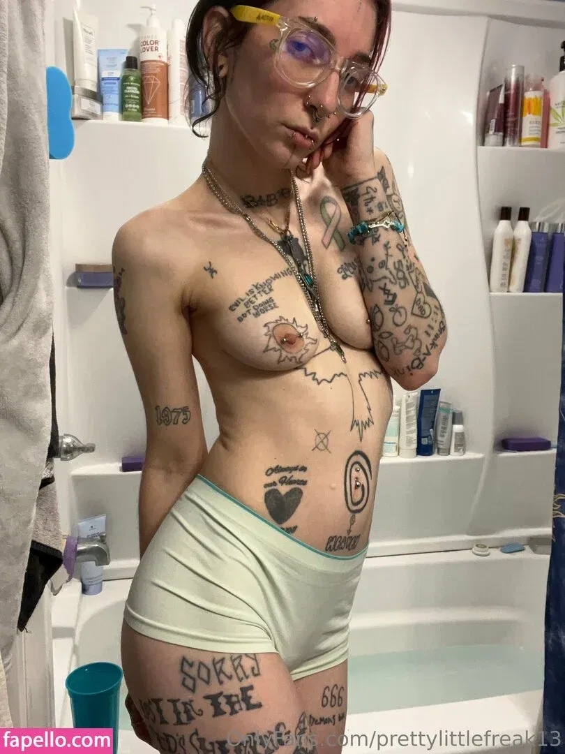 pre.ttylil13 / prettylittlefreak13 Onlyfans Photo Gallery 