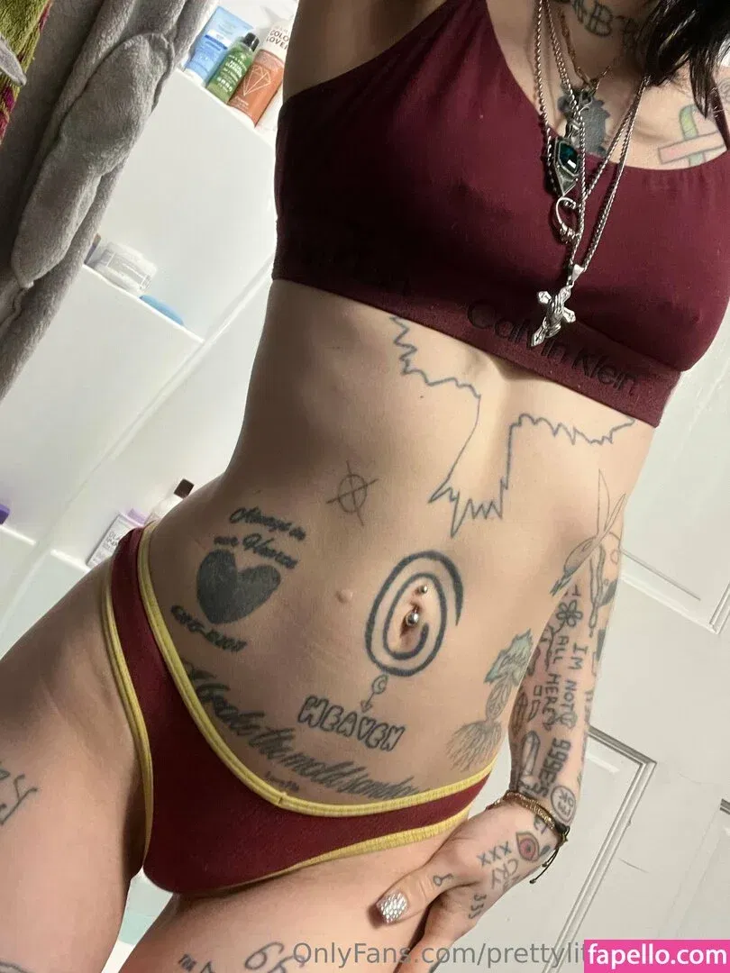 pre.ttylil13 / prettylittlefreak13 Onlyfans Photo Gallery 