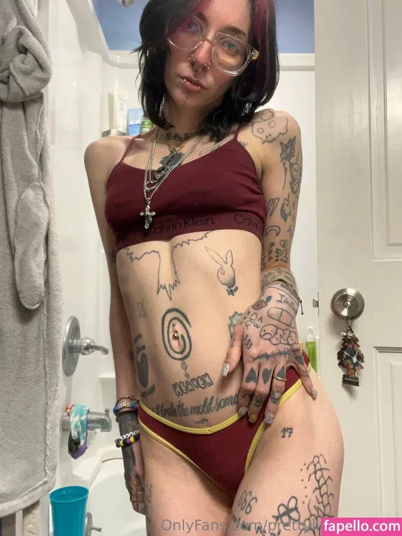 pre.ttylil13 / prettylittlefreak13 Onlyfans Photo Gallery 