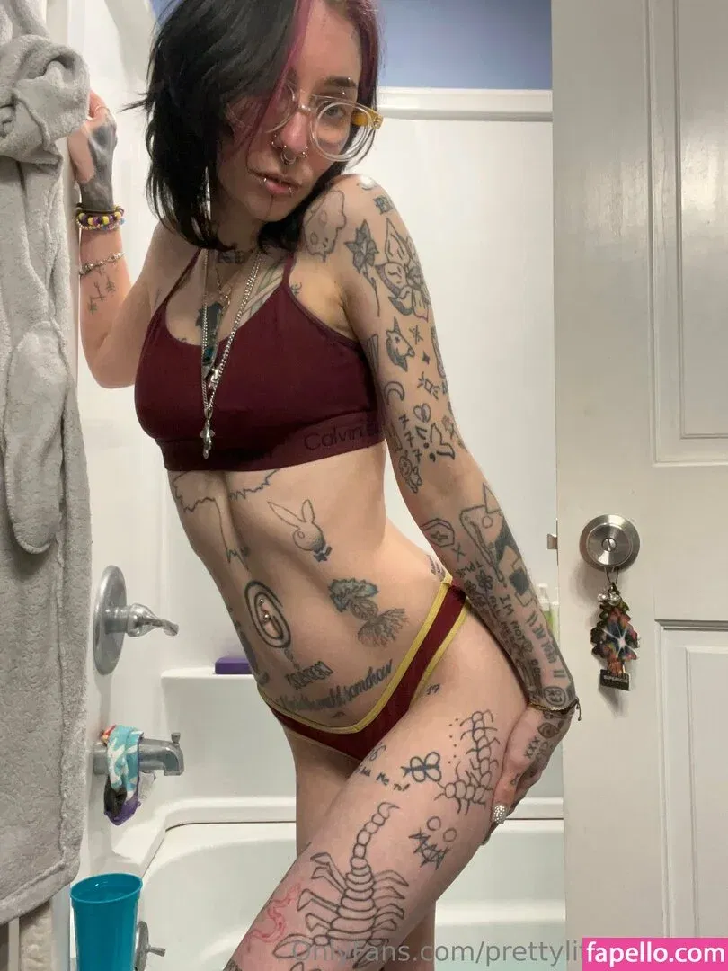 pre.ttylil13 / prettylittlefreak13 Onlyfans Photo Gallery 