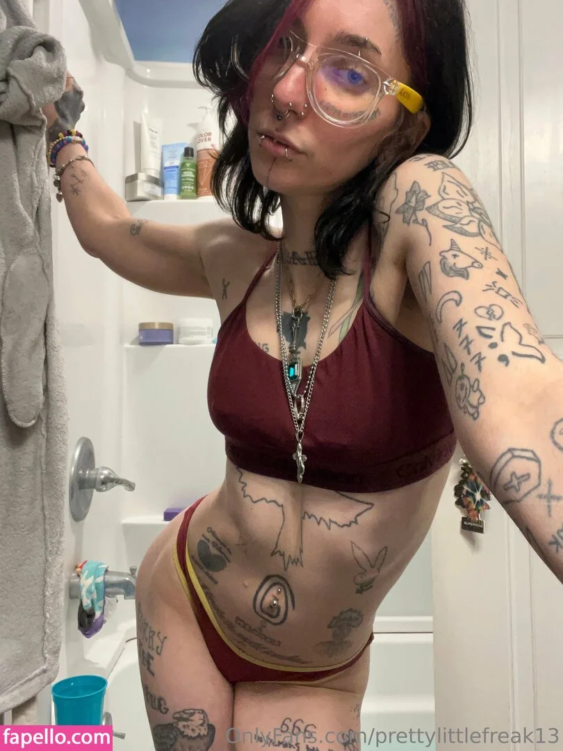 pre.ttylil13 / prettylittlefreak13 Onlyfans Photo Gallery 