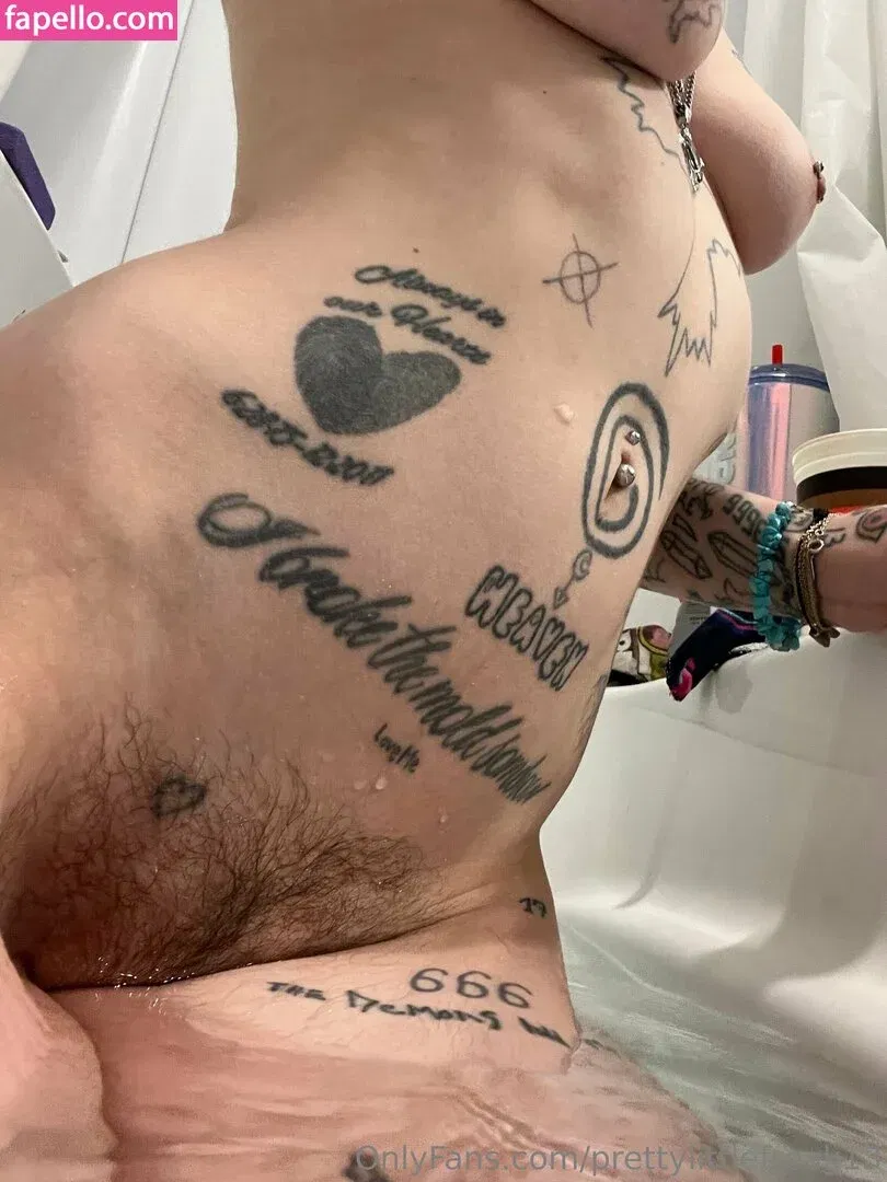 pre.ttylil13 / prettylittlefreak13 Onlyfans Photo Gallery 