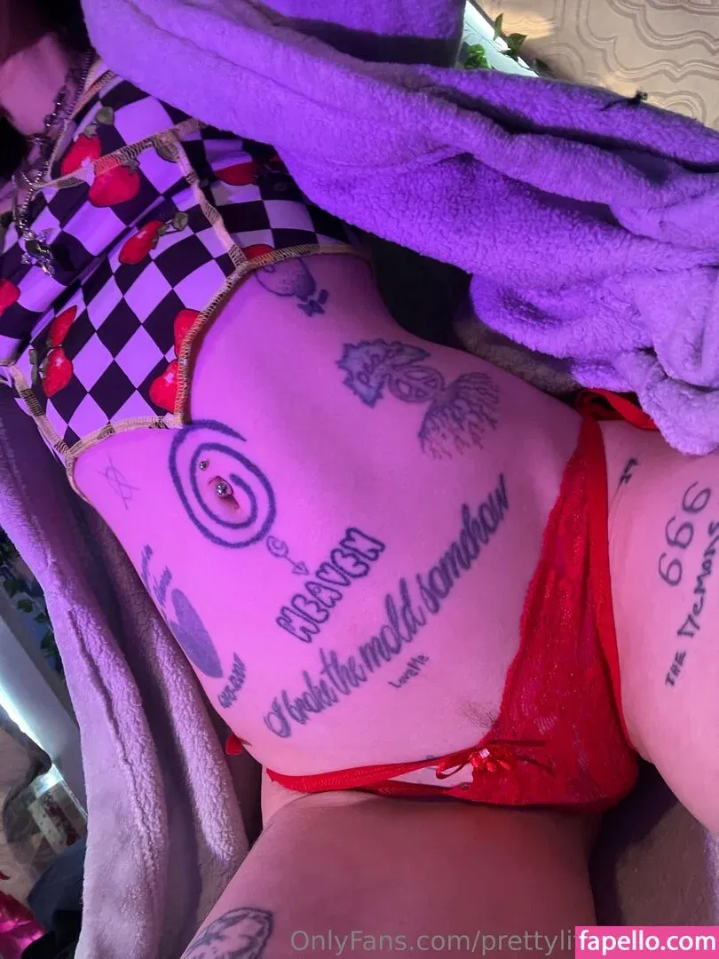 pre.ttylil13 / prettylittlefreak13 Onlyfans Photo Gallery 