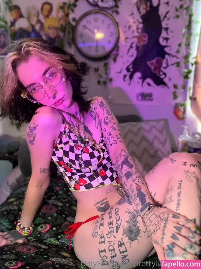 pre.ttylil13 / prettylittlefreak13 Onlyfans Photo Gallery 