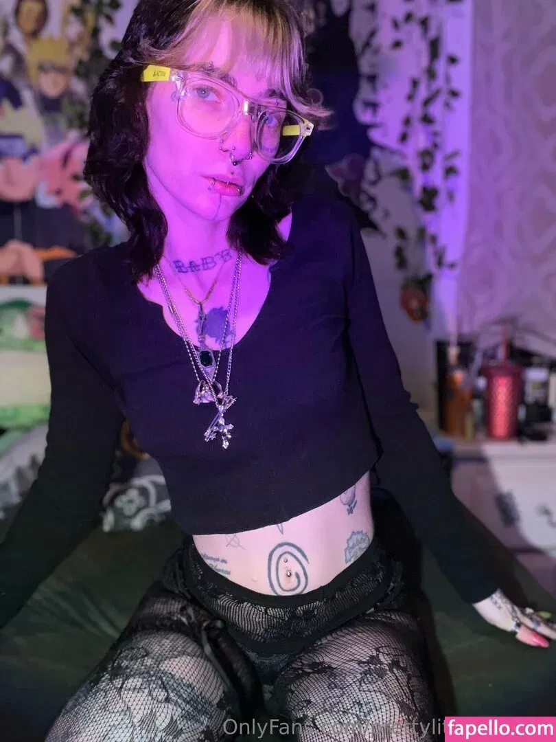 pre.ttylil13 / prettylittlefreak13 Onlyfans Photo Gallery 