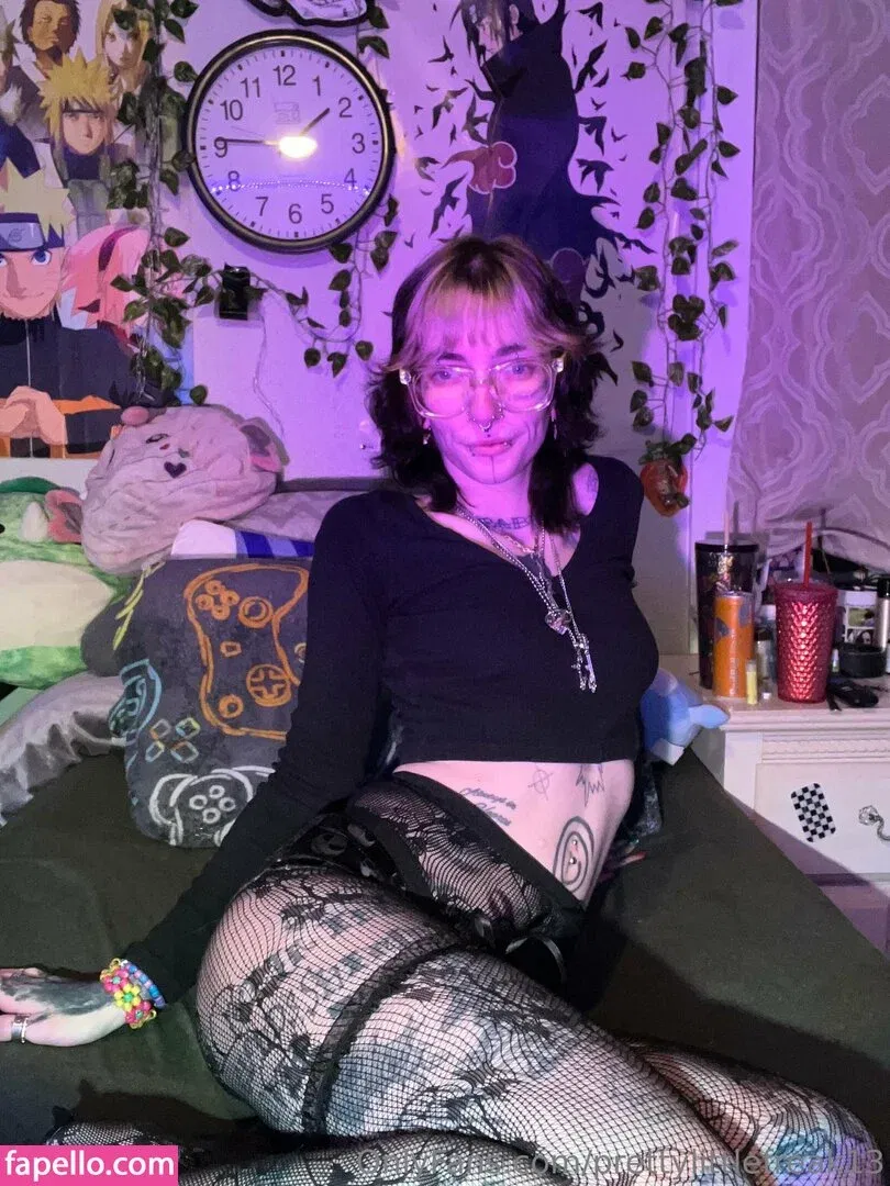 pre.ttylil13 / prettylittlefreak13 Onlyfans Photo Gallery 