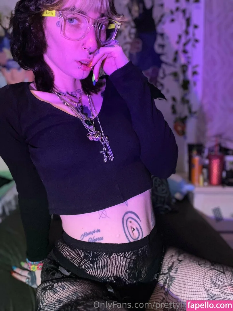 pre.ttylil13 / prettylittlefreak13 Onlyfans Photo Gallery 